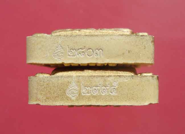 พระขุนแผนบ้านค่ายพรายจินดามณีพิมพ์ใหญ่ เนื้อขาวทาทองหลังโรยพลอย หลวงพ่อสินวัดละหารใหญ่ 2 องค์คู่ครับ