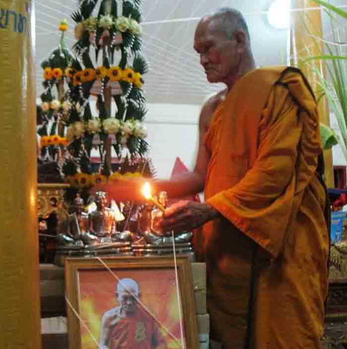 รูปถ่ายขนาดบูชา หลวงพ่อลออ ฐานวโร วัดหนองหลวง