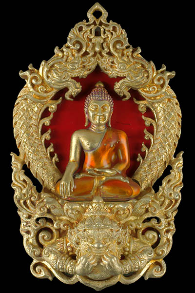 พระพุทธสิหิงค์ เหรียญเสมาฉลุ ยกองค์ รุ่น สิหิงค์๕๕ บรอนซ์แก่ทองลงยา สีแดง หมายเลข ๔๙๑