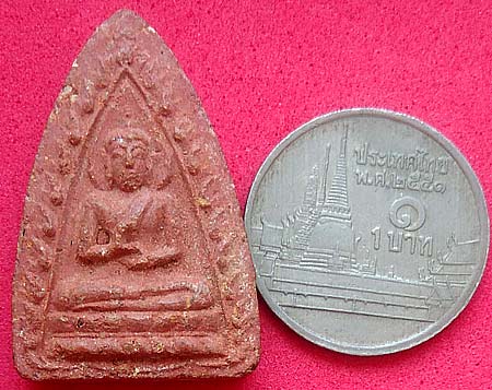 *พระผงปางประทานพร หลังพระประธาน หลวงปู่เฮี้ยง วัดป่าฯ ชลบุรี ปี๒๕๐๕*