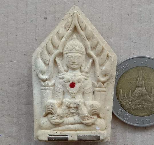 ขุนแผนอุ้มไก่ หลวงปู่คีย์ วัดศรีลำยอง จ สุรินทร์ ปี2555 รุ่นปลดหนี้มหาเศรษฐี เนื้อว่านสีขาว