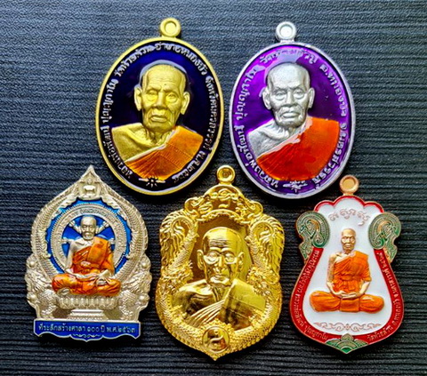 เคาะแรกแดง..คละรุ่น คละเนื้อ ชุดที่ ๑..รวม ๕ เหรียญ..ลพ.พัฒน์ วัดห้วยด้วน จ.นครสวรรค์ / กล่องเดิม