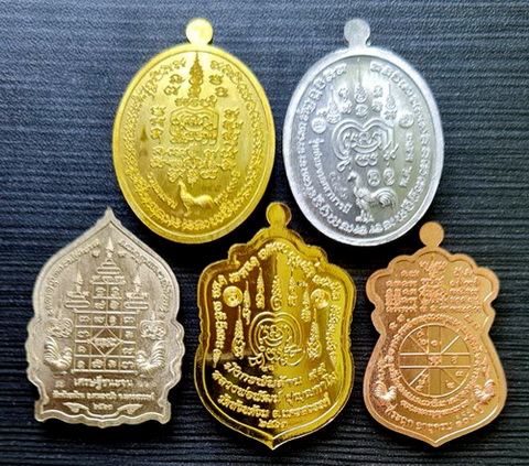 เคาะแรกแดง..คละรุ่น คละเนื้อ ชุดที่ ๑..รวม ๕ เหรียญ..ลพ.พัฒน์ วัดห้วยด้วน จ.นครสวรรค์ / กล่องเดิม