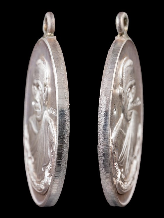 เหรียญห่วงเชื่อม หลวงพ่อคูณ วัดปรก เนื้อเงิน หมายเลข 1340 ปี 2553