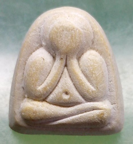 พระปิดตาหลวงพ่อแดง วัดช่องลม ชลบุรี หลังยันต์นะ ก กรรมการ