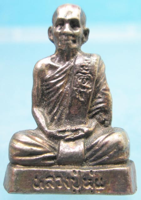 รูปหล่อหลวงปู่หุ่น วัดนวลจันทร์ กรุงเทพฯ