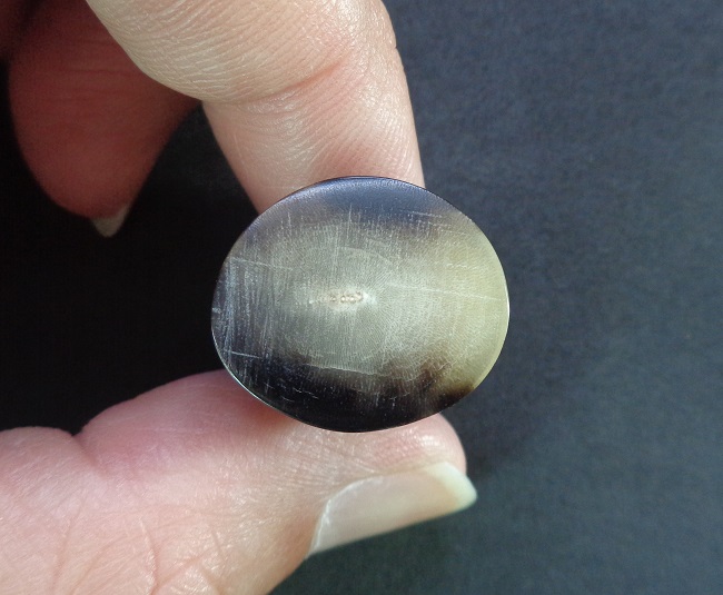 พระปิดตาแกะจากเขาควายเผือก ขนาดกว้าง 2 ซม. สูง 2.5 ซม. สวยครับ