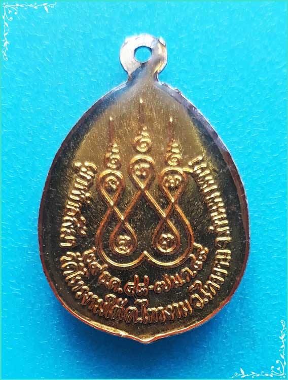 ..ลป.อินทร์ วัดไทรงามใต้ กพ. ล็อคเก็ต ครึ่งองค์ กะไหล่ทอง หลังยันต์ ปี 48..