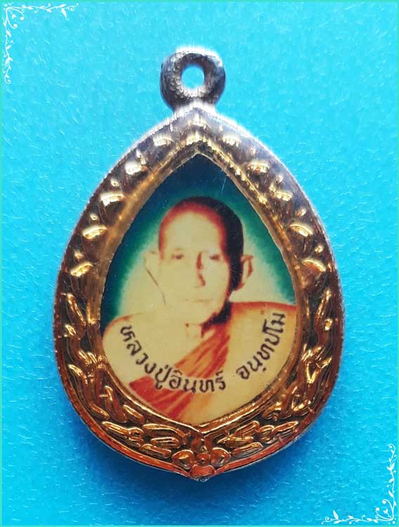 ..ลป.อินทร์ วัดไทรงามใต้ กพ. ล็อคเก็ต ครึ่งองค์ กะไหล่ทอง หลังยันต์ ปี 48..