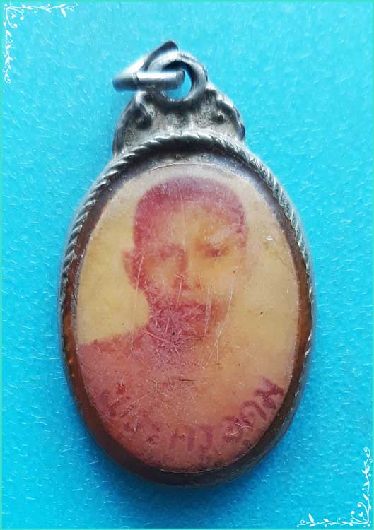 ..พระครูอุดมภาวนา (ไสว) วัดพืชอุดม ปท. ล็อคเก็ตซีเปียรุ่นแรก ครึ่งองค์ หลังยันต์ห้า..