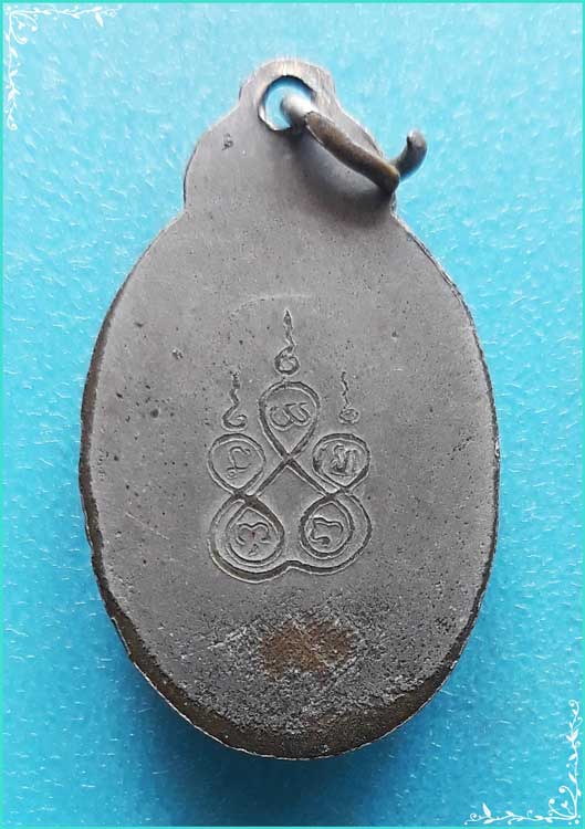 ..พระครูอุดมภาวนา (ไสว) วัดพืชอุดม ปท. ล็อคเก็ตซีเปียรุ่นแรก ครึ่งองค์ หลังยันต์ห้า..