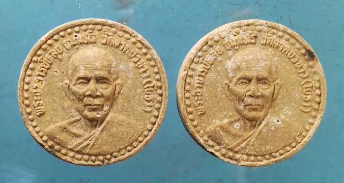 จันทร์ลอย พระอาจารย์หลุย วัดลาดบัวขาว(โยธา) (2องค์)