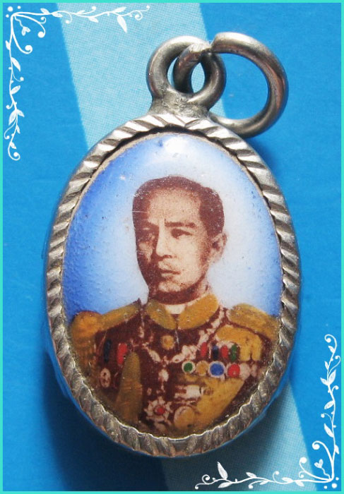 ..กรมหลวงชุมพร ชพ. ล็อคเก็ตเล็ก ฉากฟ้า ครึ่งองค์ หลังยันต์..ออก หาดทรายรี..