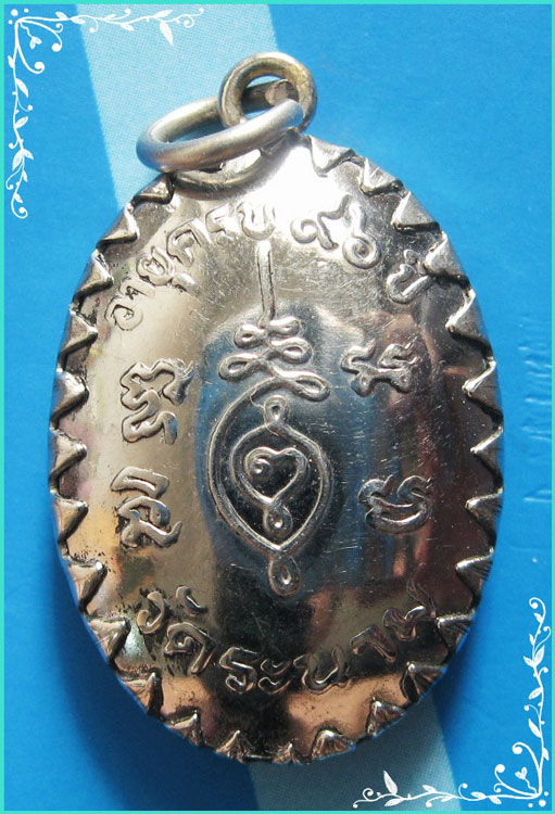 ..ลป.เจ๊ก วัดระนาม สบ. ล็อคเก็ต ฉากเขียว ครึ่งองค์ หลังยันต์..