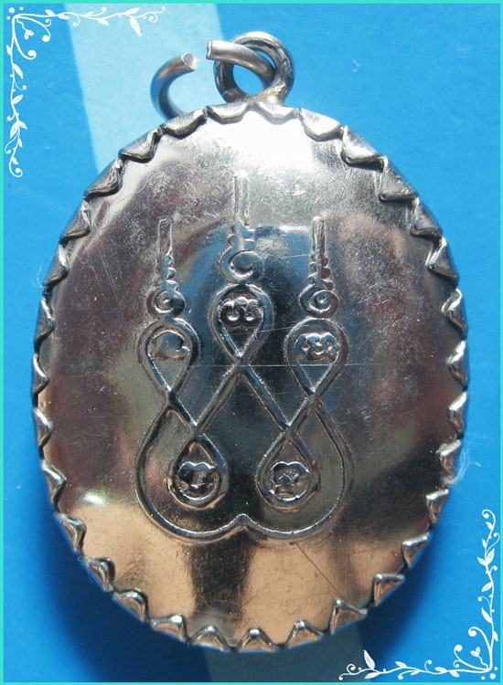 ..ลป.จันทร์ วัดหาดสองแคว อด. ล็อคเก็ต ฉากฟ้า เต็มองค์ หลังยันต์ห้า..