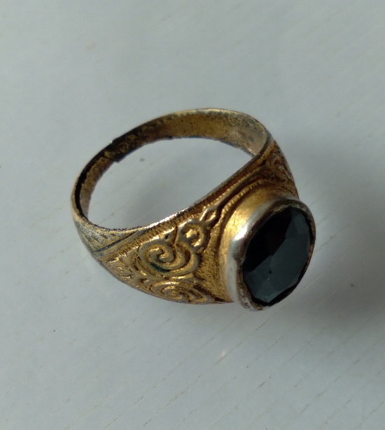 แหวนหัวนิลไม่ทราบที่