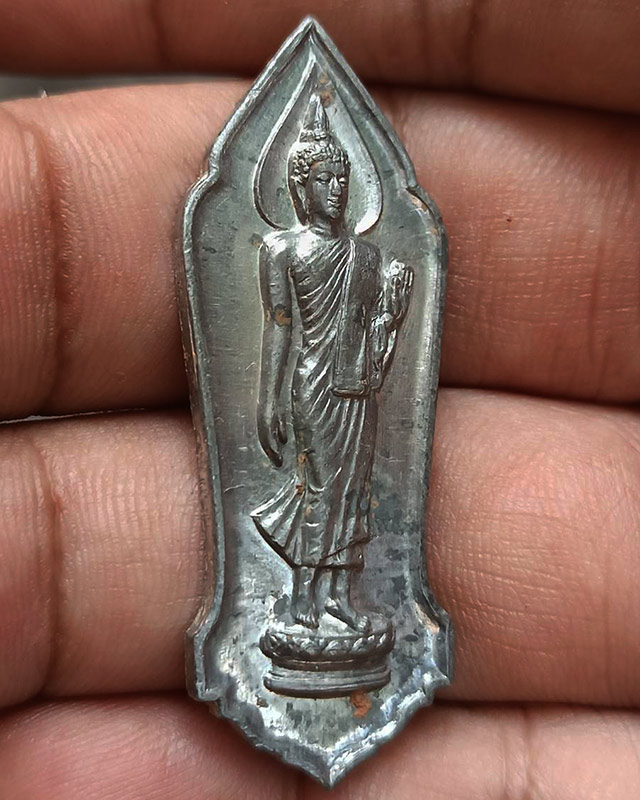 1.พระลีลา 25 พุทธศตวรรษ เนื้อชิน พิมพ์พระศกจุด