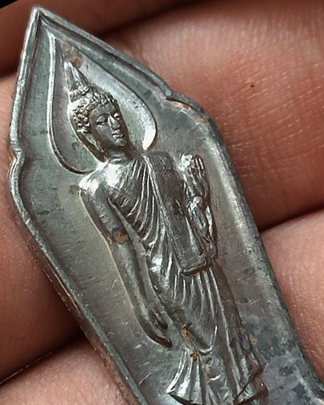 1.พระลีลา 25 พุทธศตวรรษ เนื้อชิน พิมพ์พระศกจุด