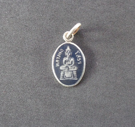 เหรียญเม็ดแตงพระพุทธโสธร วัดโสธรวรารามวรวิหาร จ.แปดริ้ว เนื้อเงินลงถม สวยครับ