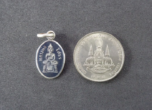 เหรียญเม็ดแตงพระพุทธโสธร วัดโสธรวรารามวรวิหาร จ.แปดริ้ว เนื้อเงินลงถม สวยครับ