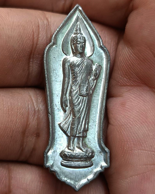 2.พระลีลา 25 พุทธศตวรรษ เนื้อชิน พิมพ์พระศกจุด