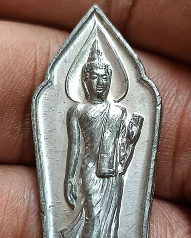 2.พระลีลา 25 พุทธศตวรรษ เนื้อชิน พิมพ์พระศกจุด