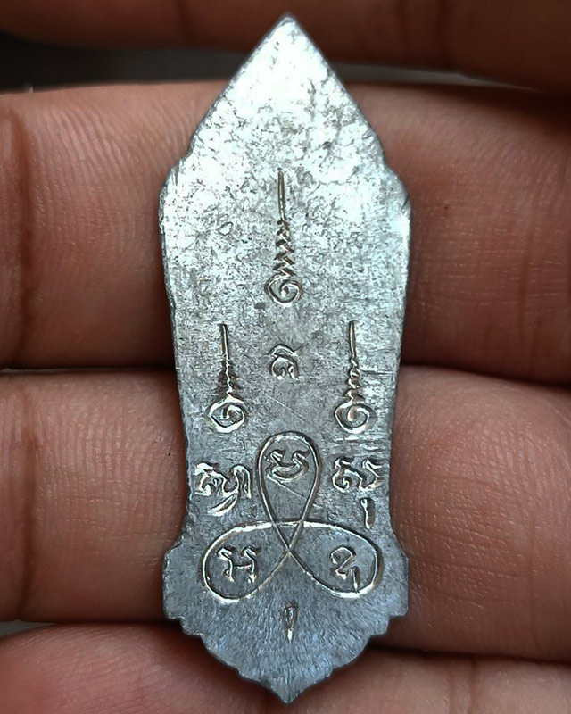 2.พระลีลา 25 พุทธศตวรรษ เนื้อชิน พิมพ์พระศกจุด