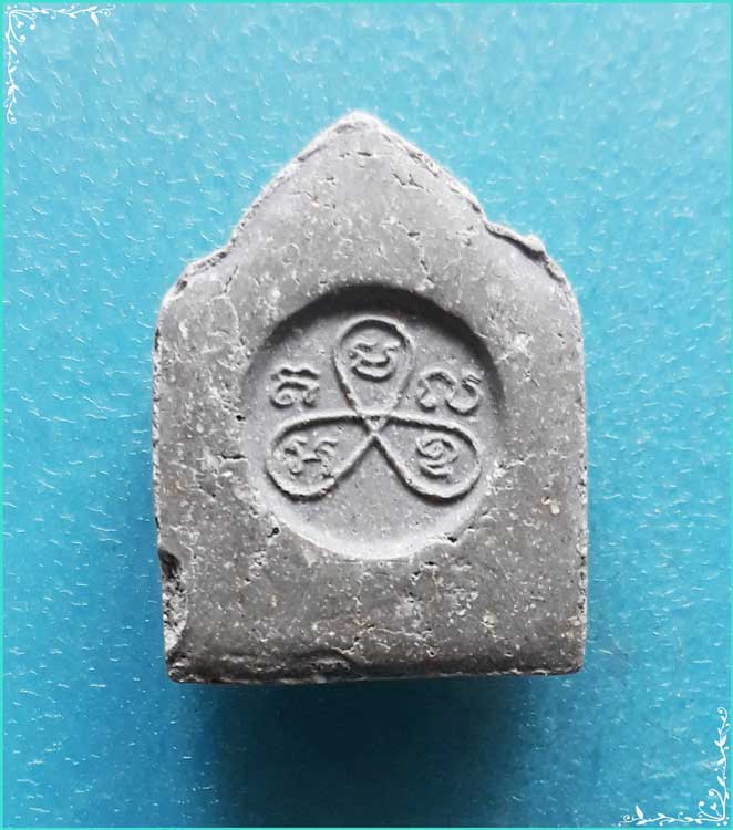 ..วัดท้ายตลาด กทม พระปิดตามหาลาภ พิมพ์ห้าเหลี่ยม เนื้อผงเก่าๆ หลังยันต์ ปี 48 พิมพ์เล็ก..