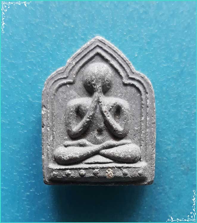 ..วัดท้ายตลาด กทม พระปิดตามหาลาภ พิมพ์ห้าเหลี่ยม เนื้อผงเก่าๆ หลังยันต์ ปี 48 พิมพ์เล็ก..