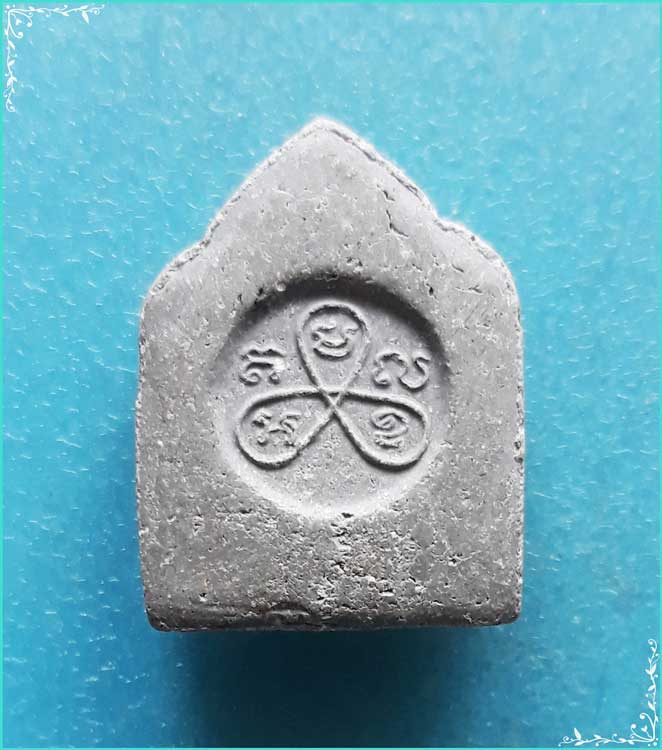 ..วัดท้ายตลาด กทม พระปิดตามหาลาภ พิมพ์ห้าเหลี่ยม เนื้อผงเก่าๆ หลังยันต์ ปี 48 พิมพ์เล็ก..