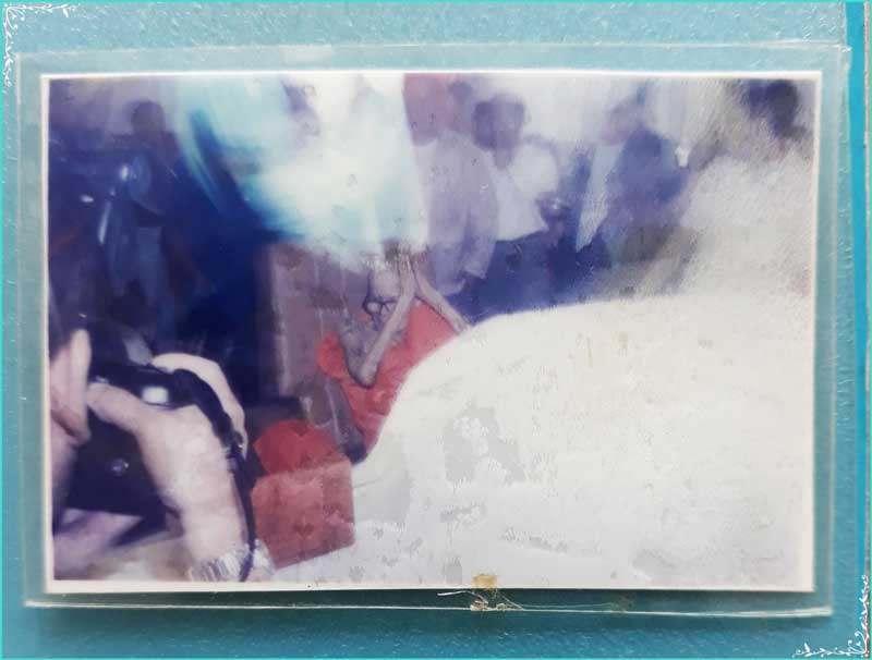 ..ลป.ชื้น วัดญาณเสน รูปถ่ายสี พิธีเสก พระขุนแผนแขนอ่อน ปี 46 เคลือบเดิม..