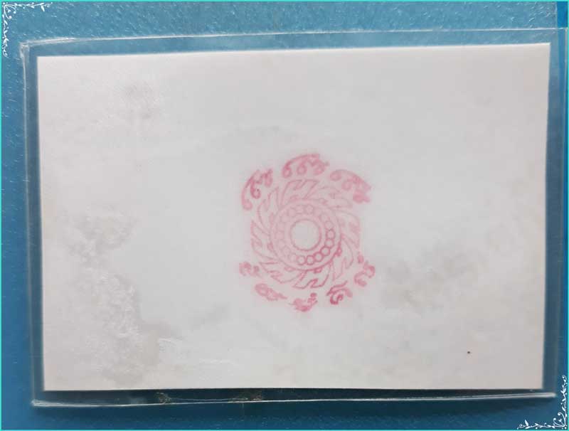 ..ลป.ชื้น วัดญาณเสน รูปถ่ายสี พิธีเสก พระขุนแผนแขนอ่อน ปี 46 เคลือบเดิม..