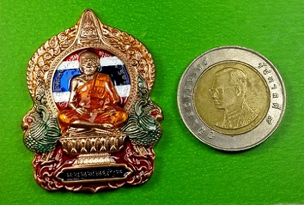 เหรียญเสมานั่งพาน หลวงปู่หมุน รุ่นหมุนพันล้าน วัดเวฬุวันธรรมวิหาร เนื้อทองฝาบาตรลงยาลายธงชาติ 