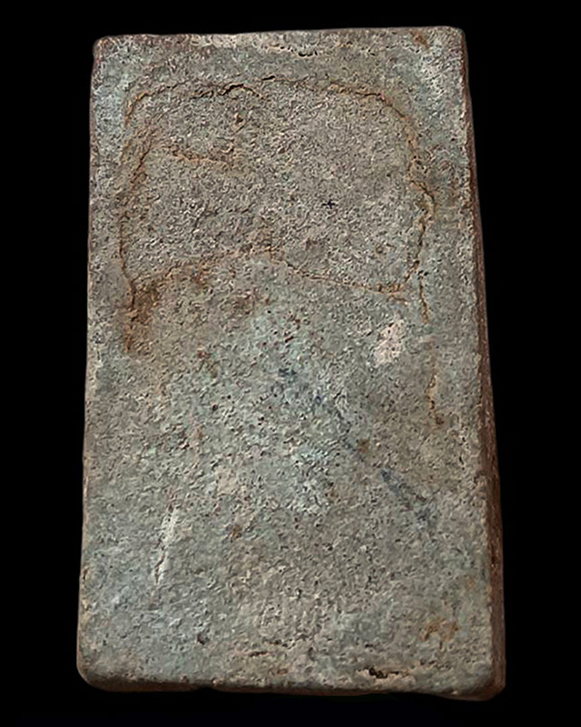 สมเด็จพิมพ์ปรกโพธิ์ มีรอยลั่นแต่ดูขอบข้างแล้วไม่มีรอยซ่อม ขนาดประมาณ 3.2 x 2 ซ.ม.เก่าเก็บหลายสิบปี