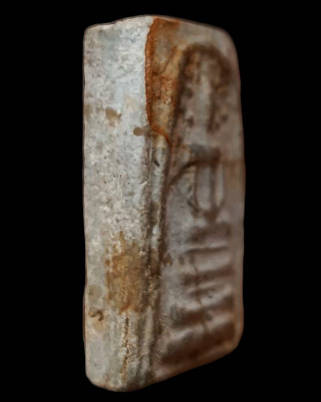 สมเด็จพิมพ์ปรกโพธิ์ มีรอยลั่นแต่ดูขอบข้างแล้วไม่มีรอยซ่อม ขนาดประมาณ 3.2 x 2 ซ.ม.เก่าเก็บหลายสิบปี