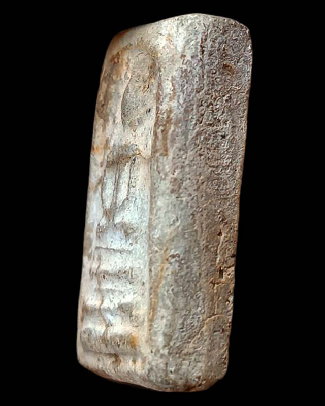 สมเด็จพิมพ์ปรกโพธิ์ มีรอยลั่นแต่ดูขอบข้างแล้วไม่มีรอยซ่อม ขนาดประมาณ 3.2 x 2 ซ.ม.เก่าเก็บหลายสิบปี