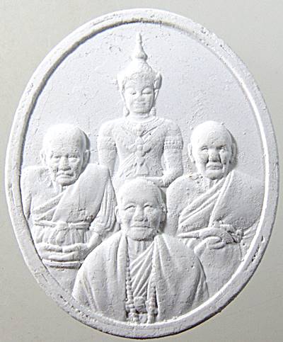 ๒๐ พระผงจักรพรรดิ์หลวงปู่ดู่ หลวงตาม้า สร้าง