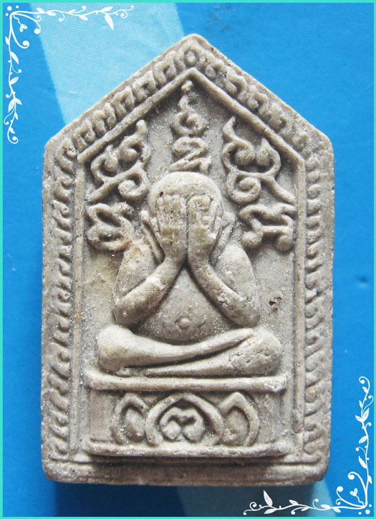 ..ลพ.พูน วัดตาลล้อม ชบ. พระปิดตามหาลาภ พิมพ์ห้าเหลี่ยม เนื้อผงเก่าๆ หลังรูป ยันต์ห้า..