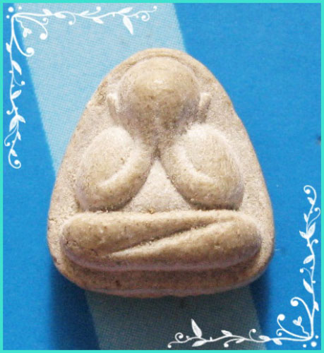 ..วัดละหารไร่ พระปิดตามหาลาภ พิมพ์จิ๋ว เนื้อผงเก่าๆ หลังยันต์ ปี 35..