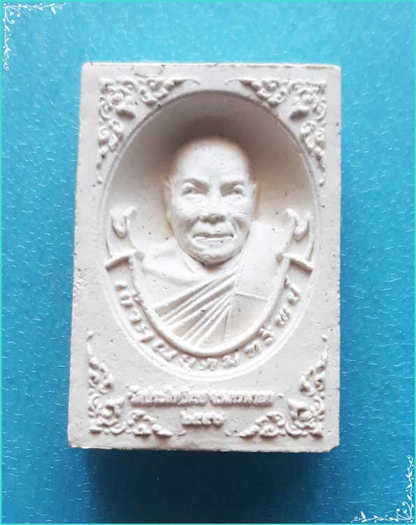 ..ลพ.อุดม วัดประสิทธิเวช นย. พระสมเด็จ พิมพ์คะแนน เนื้อผงเก่าๆ หลังรูป ครึ่่งองค์ ปี 56..