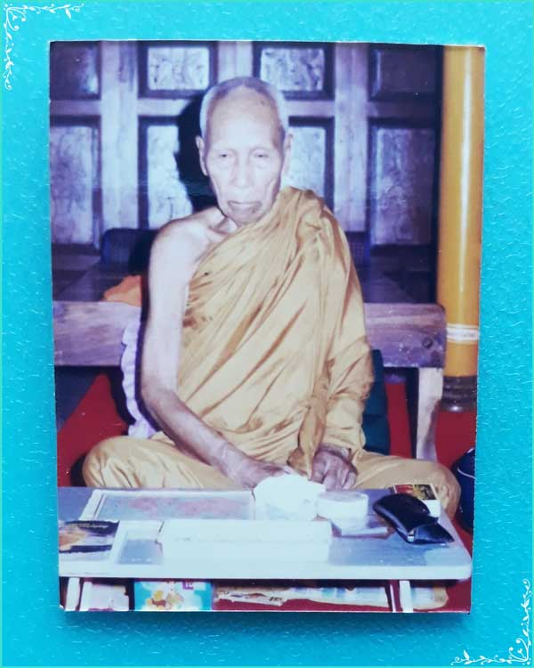 ..ลป.นนท์ วัดเหนือวน รบ. รูปถ่ายสี 1 นิ้ว นั่งเต็มองค์ หลังเรียบ..