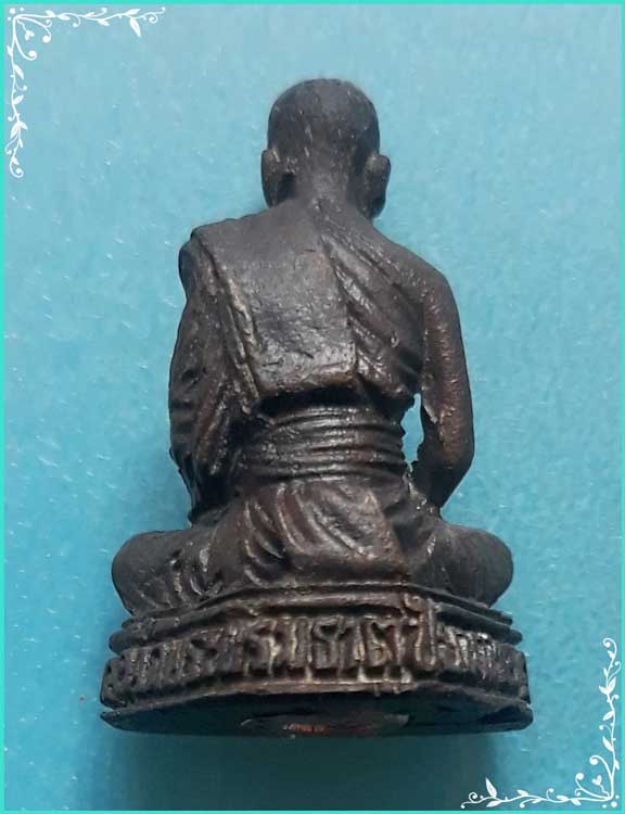 ..พระครูวุฒิชัยโสภณ วัดพระบรมธาตุ ชัยนาท พระรูปหล่อ ลอยองค์ เนื้อทองผสม อุดกริ่ง..