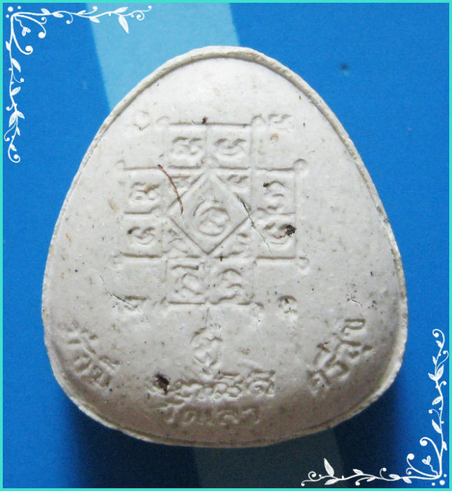 ..วัดเลา บางขุนเทียน พระปิดตามหาลาภ เนื้อผงเก่าๆ หลังยันต์ตาราง..