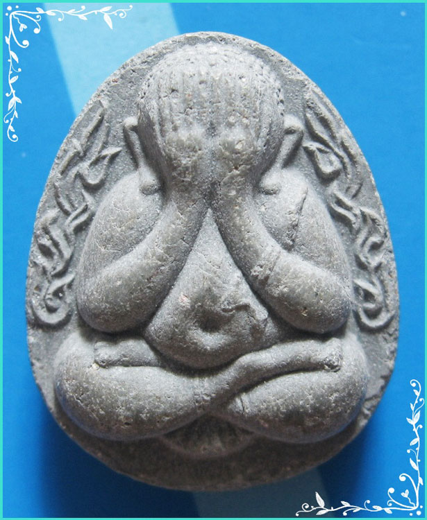 ..วัดหลังศาลประสิทธิ์ พระปิดตามหาลาภ ข้างกนก เนื้อผงเก่าๆ หลังยันต์ ปี 40..