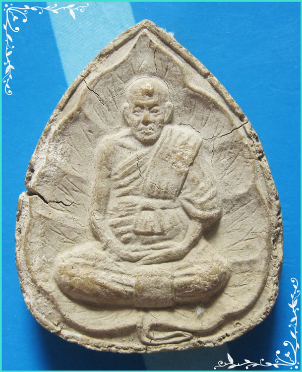 ..ลพ.สมบุญ วัดจันทรังษี พระผงรูปเหมือน พิมพ์ใบโพธิ์ เต็มองค์ เนื้อผงเก่าๆ หลังยันต์..