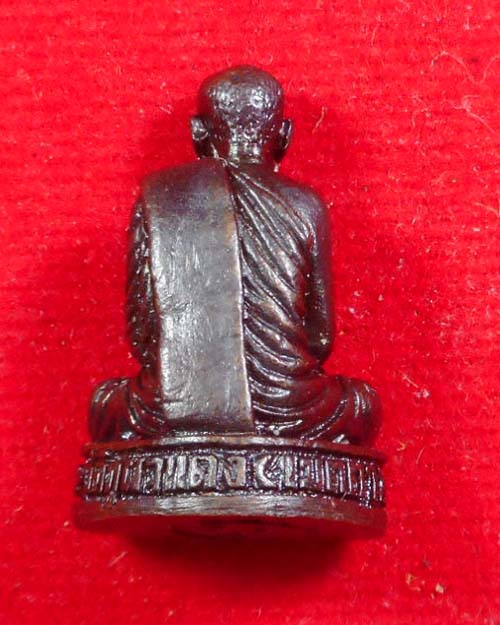  รูปหล่อหลวงปู่ลี กุสลธโร วัดภูผาแดง จังหวัดอุดรธานี