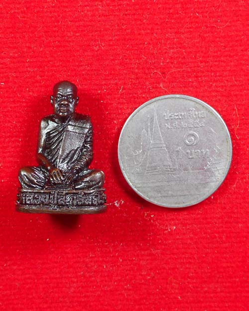  รูปหล่อหลวงปู่ลี กุสลธโร วัดภูผาแดง จังหวัดอุดรธานี