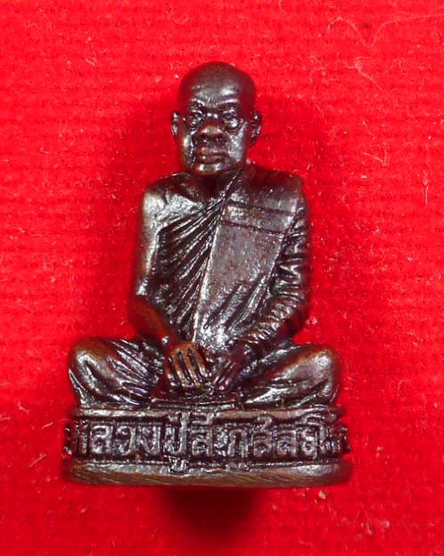  รูปหล่อหลวงปู่ลี กุสลธโร วัดภูผาแดง จังหวัดอุดรธานี