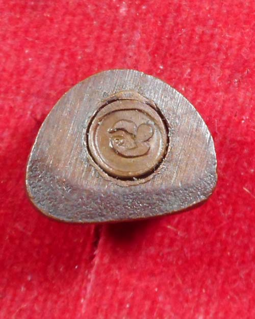  รูปหล่อหลวงปู่ลี กุสลธโร วัดภูผาแดง จังหวัดอุดรธานี