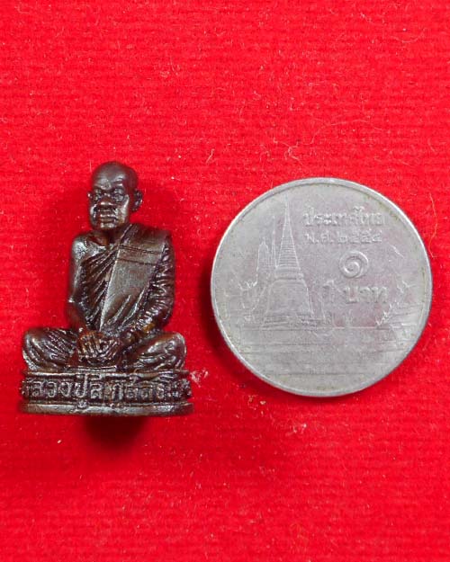  รูปหล่อหลวงปู่ลี กุสลธโร วัดภูผาแดง จังหวัดอุดรธานี